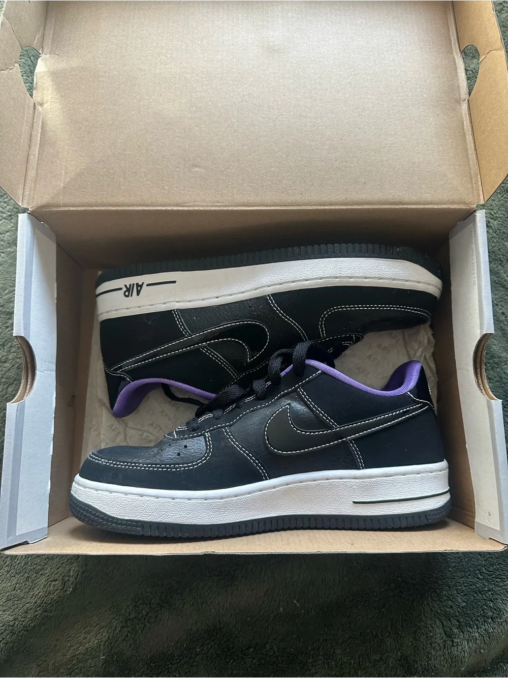 Kids' Black Sneakers with Purple Lining - Classic Low-Top Style
